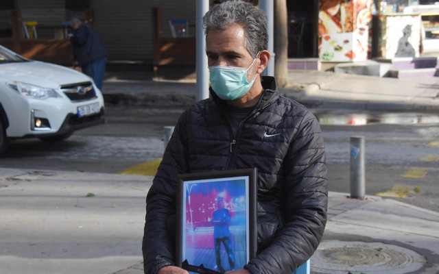 İzmir HDP önünde evlat nöbeti yapan baba: Oğlumu nasıl kaçırdılarsa öyle geri getirsinler - Resim: 0