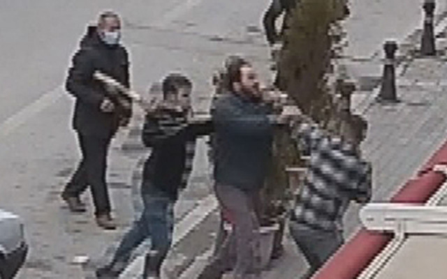 Konya'da 'masaya servis' ısrarında tartışma! Taşlar ve sopalar havada uçuştu - Resim: 0