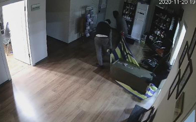 İkitelli'de film gibi soygun! 300 kilo ağırlığındaki kasayı battaniye ile çaldılar - Resim: 0