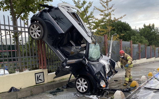 Kadıköy'de akılalmaz trafik kazası: Demir parmaklıklarda asılı kaldı - Resim: 1