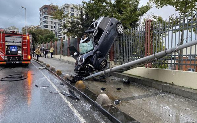Kadıköy'de akılalmaz trafik kazası: Demir parmaklıklarda asılı kaldı - Resim: 2