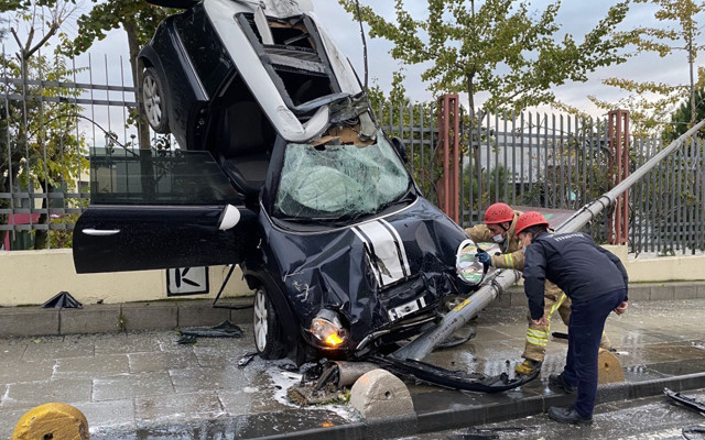 Kadıköy'de akılalmaz trafik kazası: Demir parmaklıklarda asılı kaldı - Resim: 0