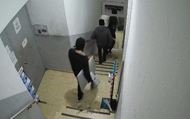 İkitelli'de film gibi soygun! 300 kilo ağırlığındaki kasayı battaniye ile çaldılar - Resim: 2