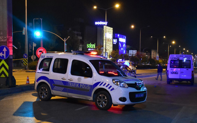 İzmir'de koronavirüs kısıtlamasına dakikalar kala otomobil çarpmasıyla öldü - Resim: 0