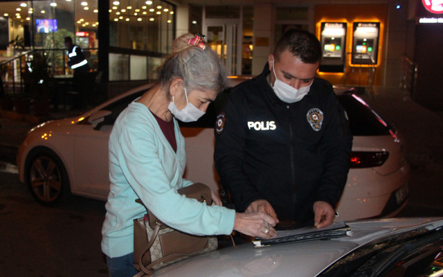 Adana'da kısıtlamalarda polis denetimine takılan kadın sürücü: Haberim yok - Resim: 0