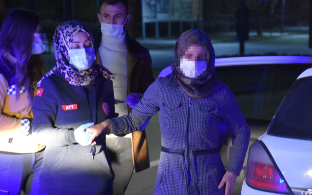 Sivas'ta koronavirüs pozitif hastası annesini eve özel aracıyla götürürken denetime yakalandı - Resim: 0