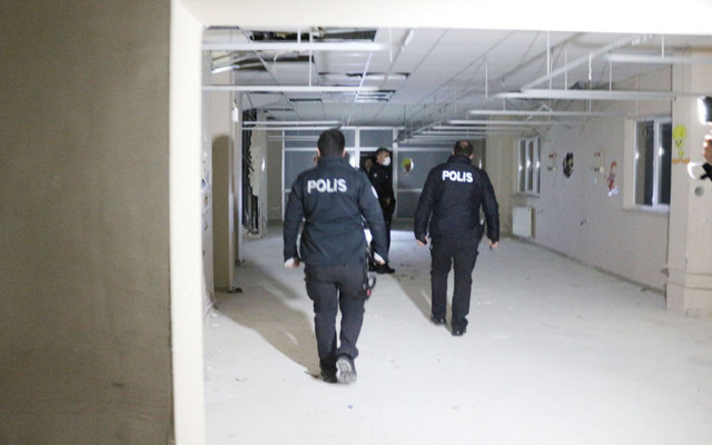 Aksaray'da müdürlük binasında hırsızlık alarmı: Bekçiler tuvalet penceresinden müdahale etti - Resim: 0