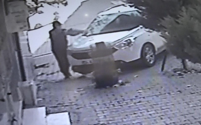 Esenyurt'ta park halindeki aracı kundakladı! Arkadaşından emanet almıştı - Resim: 0