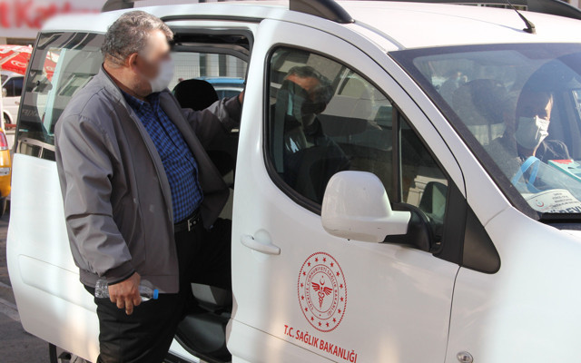 Samsun'da koronavirüs temaslısı bankaya girmeye çalışırken yakalandı - Resim: 0