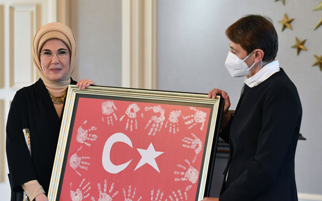 Emine Erdoğan öğretmenlerle bir araya geldi: Sizin omuzlarınız bir ülkenin geleceğini taşıyor - Resim: 0