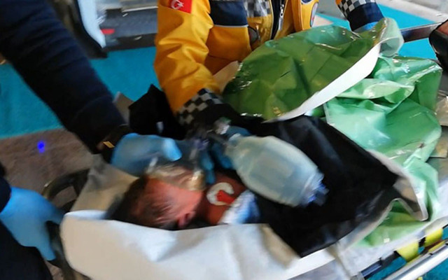 Sivas'ta yeni doğmuş bebeği çıplak halde araziye bıraktılar - Resim: 0