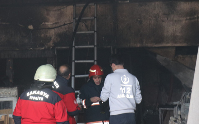 Sakarya'daki dükkanda yangın çıktı! Tuvalete sığınan işçiyi itfaiye kurtardı - Resim: 1