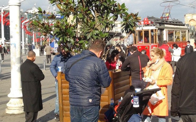 Prof. Dr. Mehmet Ceyhan'dan restoran önlerindeki görüntüye uyarı: Daha riskli - Resim: 0