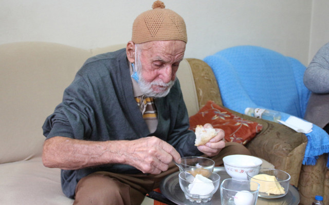 Rize'de 96 yaşında koronavirüsü yendi şifayı bal ve pekmezde bulduğunu söylüyor - Resim: 0