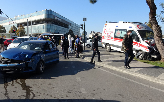 Bursa'da bir babanın şok anları: Yeni doğan bebeği taşıyan ambulans kaza yaptı - Resim: 0