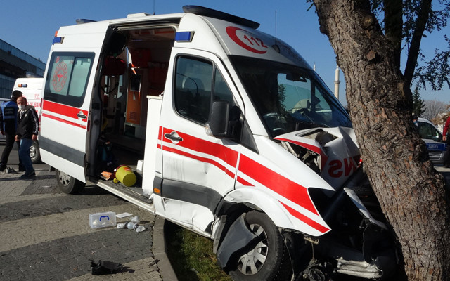 Bursa'da bir babanın şok anları: Yeni doğan bebeği taşıyan ambulans kaza yaptı - Resim: 2