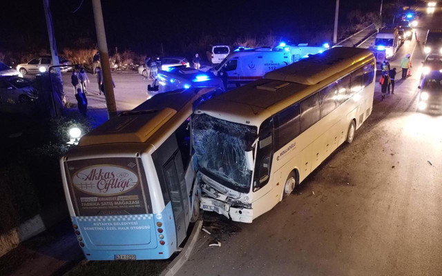 Kütahya'da otobüsler çarpıştı: 1'i ağır 12 kişi yaralandı - Resim: 0