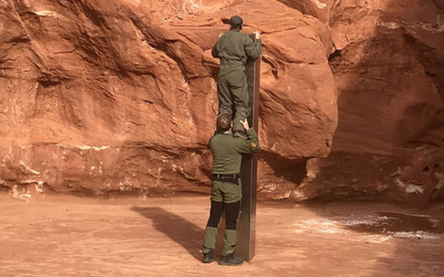 ABD'de yankı uyandıran gizemli blok ortadan kayboldu çölün ortasında bulunmuştu - Resim: 0