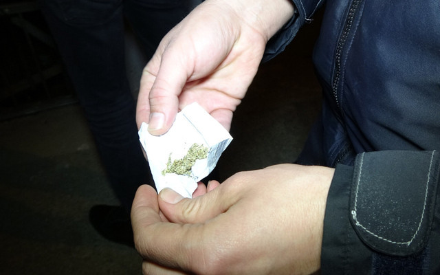 Bursa'da kısıtlamada polisten kaçan şahıslar uyuşturucu maddeyle yakalandı - Resim: 1