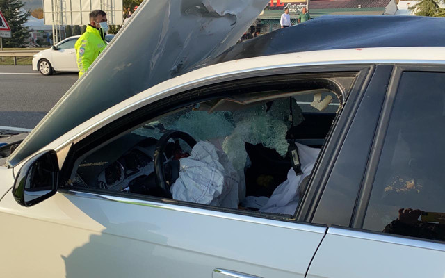 TEM Otoyolu'nda korkunç kaza: Otomobil camından içeri giren adamın vücudu parçalandı - Resim: 0