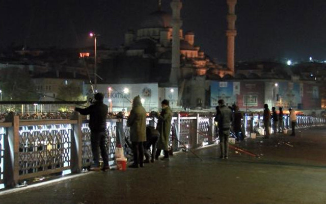 Sokağa çıkma kısıtlaması sona erdi! Soluğu Galata Köprüsü üzerinde aldılar - Resim: 1