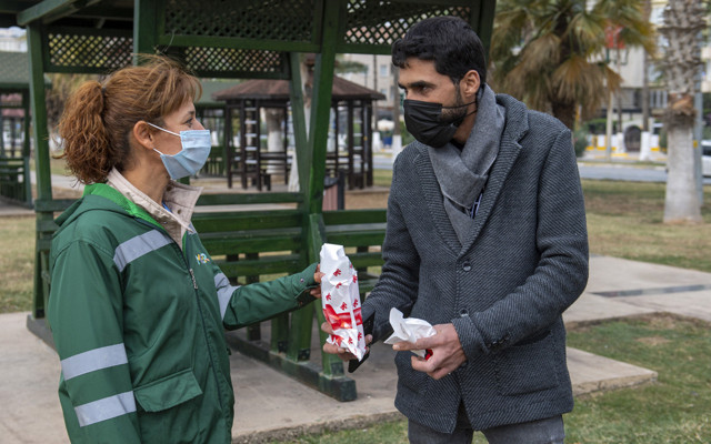 Mersin'de temizlik görevlisi  içinde 20 bin TL olan cüzdanı sahibine teslim etti - Resim: 1