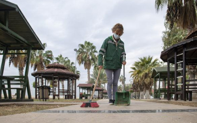 Mersin'de temizlik görevlisi  içinde 20 bin TL olan cüzdanı sahibine teslim etti - Resim: 0