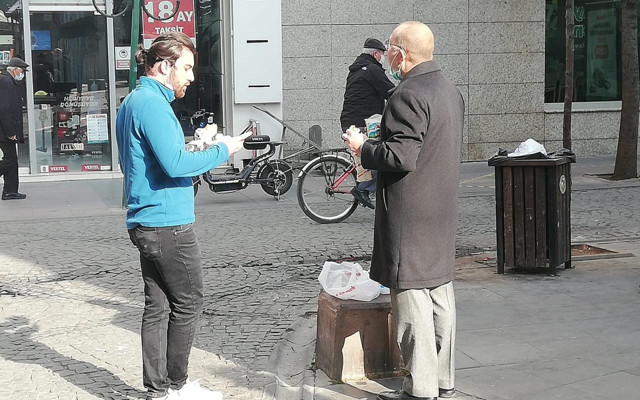 Eskişehir'de vatandaş acıkan karnını sokakta doyurmaya başladı - Resim: 0