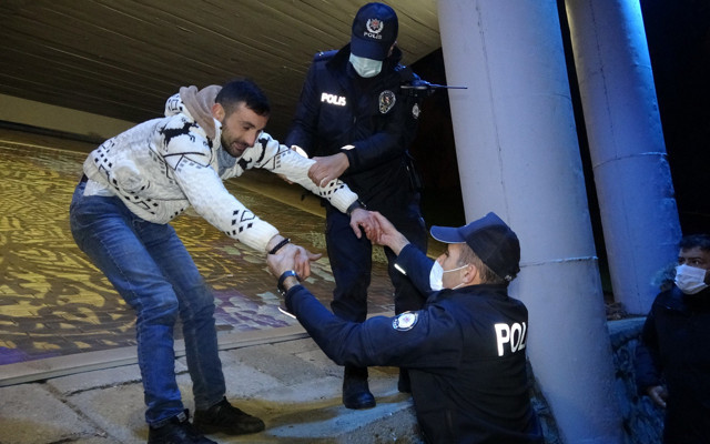 Bursa'da kısıtlamada sokağa çıkan alkollü 'Polisi seviyorum' dedi cezadan kurtulamadı - Resim: 0