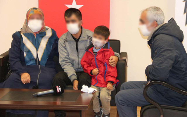Muş'ta ikna yoluyla teslim olan terör örgütü PKK üyesi ailesiyle buluşturuldu - Resim: 0