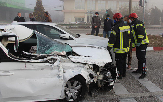 Manisa'da sis nedeniyle görüş mesafesinin düştüğü yolda zincirleme kaza! - Resim: 0