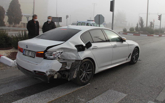 Manisa'da sis nedeniyle görüş mesafesinin düştüğü yolda zincirleme kaza! - Resim: 1