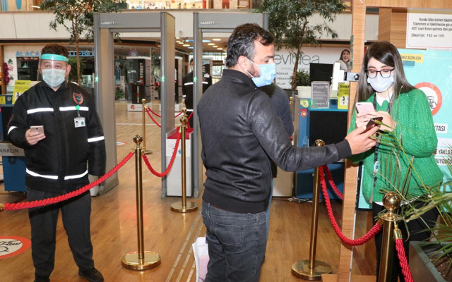 Sultanbeyli’deki 2 alışveriş merkezinde zorunlu HES kodu uygulaması başladı - Resim: 1