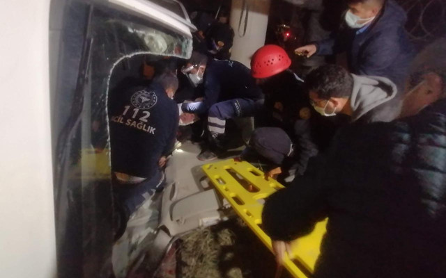 Bursa'da kısıtlama nedeniyle boş olan yolda trafik kazası - Resim: 1