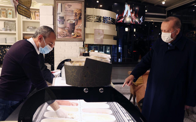 Cumhurbaşkanı Recep Tayyip Erdoğan, Çengelköy'de dondurmacıya uğradı - Resim: 1