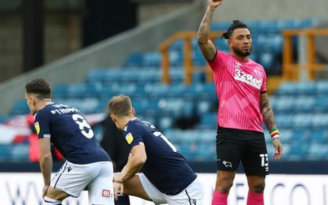 İngiltere'de ırkçılık skandalı! Colin Kazım yumruğunu havaya kaldırdı - Resim: 0