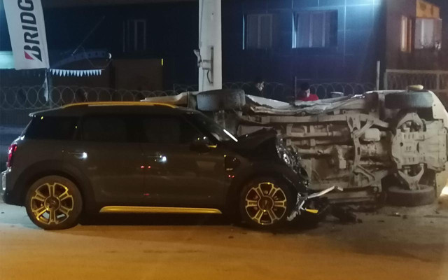 Bursa'da kısıtlama nedeniyle boş olan yolda trafik kazası - Resim: 0