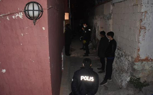 İzmir'de koca vahşeti! Öldürdüğü eşini halıya sarıp gizlemeye çalıştı - Resim: 1