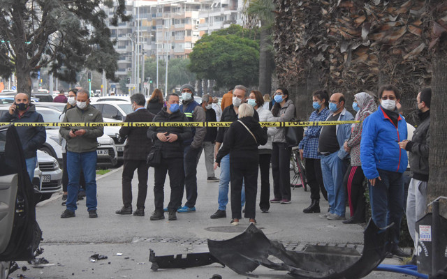 İzmir'de kontrolden çıkan otomobil dehşeti! 2 kadından biri hayatını kaybetti - Resim: 1