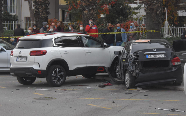 İzmir'de kontrolden çıkan otomobil dehşeti! 2 kadından biri hayatını kaybetti - Resim: 0