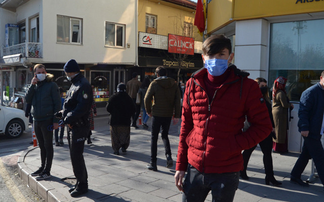 Aksaray'da akşam test yaptırdı sabah sokakta! Belirtileri olan genç pozitif çıktı - Resim: 0