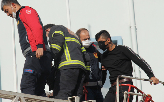 Burdur'da kaymakamlık binasında hareketli anlar! Böyle deyip çatıya çıktı - Resim: 0