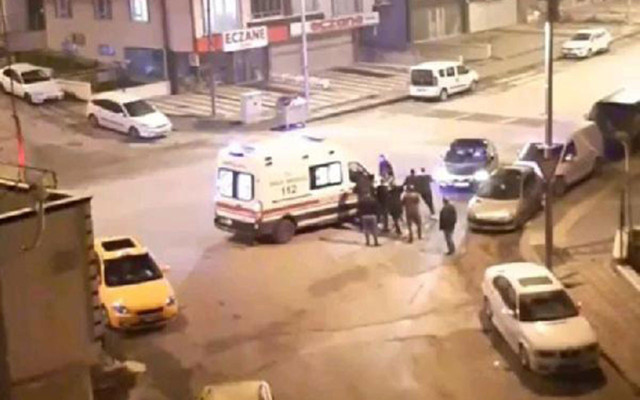 Ankara'da sağlıkçılara çirkin saldırı! Ambulansa alınmayan hasta yakınları darp etti - Resim: 0