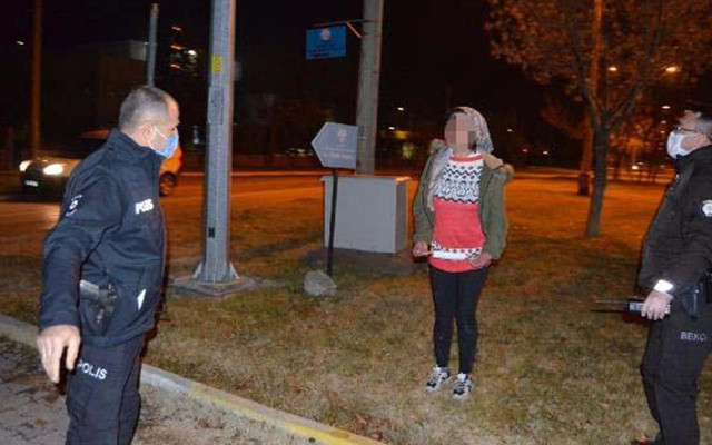 Aksaray'da kısıtlamada parkta yakalandı! Alkollü kadın 'annem kovdu' dedi - Resim: 0