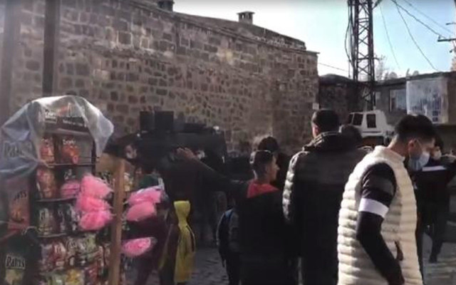 Diyarbakır'da kız çocuğu kaçırma girişimi! Küpesini gözlerine kestirdiler - Resim: 0