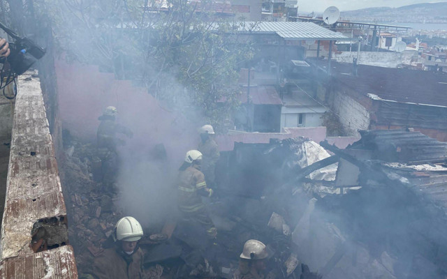 İzmir'de yangını unutup birbirlerine girdiler! Aile fertlerinin 'Sen yaktın' kavgası - Resim: 0
