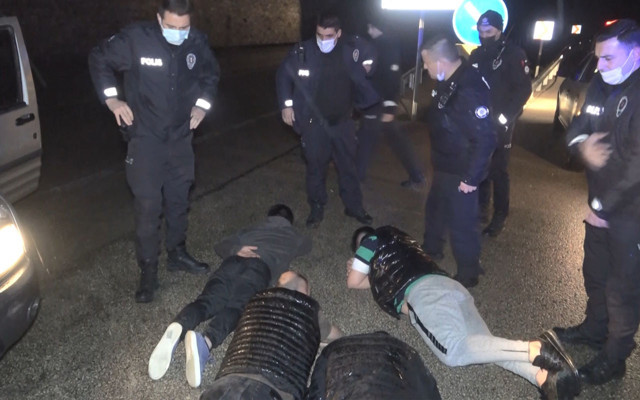 Bursa'da kısıtlamayı ihlal eden 4 kişi, 25 kilometrelik kovalamacayla yakalandı - Resim: 0