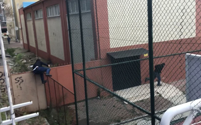 Esenyurt'ta ofis görünümlü kahvehane! Baskında ikinci kattan atlayıp duvara tırmandılar - Resim: 0