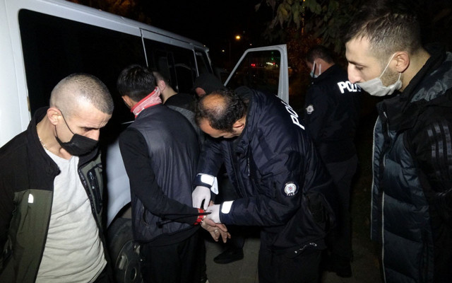 Bursa'da kısıtlamada çalıntı minibüsle hırsızlık! Polis 5 kişiyi kovalamacayla yakaladı - Resim: 0