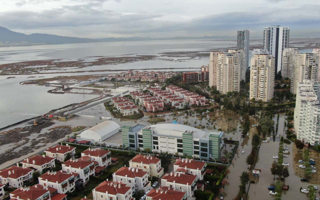 İzmir'de deniz taştı! Felaketin boyutu havadan böyle görüntülendi - Resim: 1